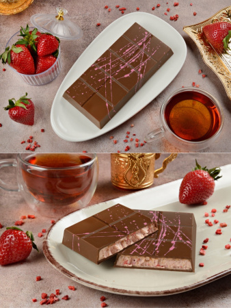 Шоколад молочный "Dubai Strawberry" с начинкой из клубники, 180 гр