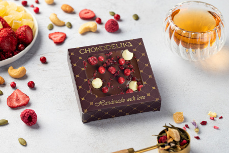 Шоколад темный с украшением "Брусника и вишня" 35 гр 
